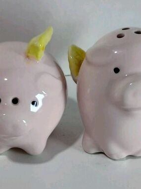 When Pigs Fly Flying Cute Pink Pig Salt & Pepper Shakers Boston Warehouse